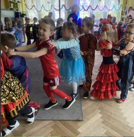 dzieci tańczą na balu