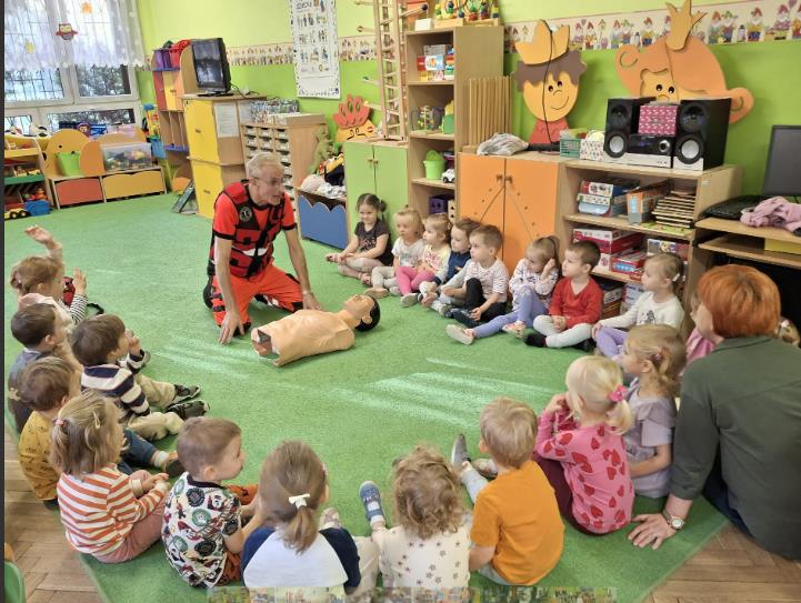 dzieci oglądają udzielanie pomocy na fantomie