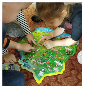 dzieci oglądają rysunkową mapę Polski