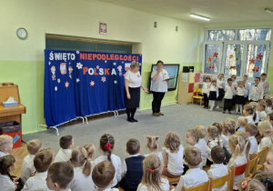 Dzieci słuchają opowiadania patriotycznego pani Asi i pani Wioli.