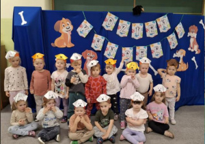 Dzieci z grupy 1 mówią wiersz o kundelku.