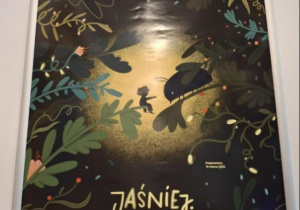 Plakat przedstawienia Jaśniej. Nie taki las straszny przedstawiający rysunek roślinności leśnej i leśnego duszka.