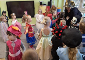 Dzieci w strojach karnawałowych bawią się na balu.