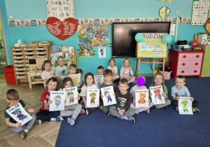Dzieci trzymają emblematy postaci z projektu Czuciaki