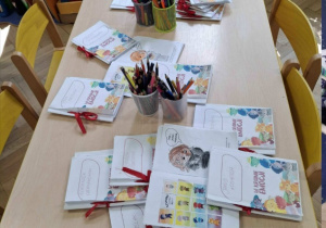 na stole leżą ksiażeczki z projektu Czuciaki zrobione przez dzieci