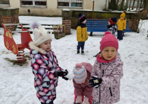 dzieci lepią kule sniegowe