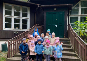 dzieci zpozują do zdjęcia przez budynkiem Ośrodka Edukacji Ekologicznej
