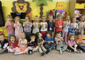 Dzieci pozują do zdjęcia ustawione całą grupą