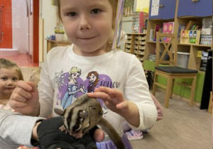 Dziewczynka głaszcze lotopałankę