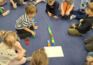 dzieci odmierzają długość różnych przedmiotów