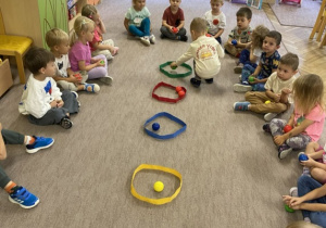 dzieci sortują przedmioty w zbiory