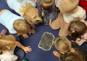 dzieci bawią się w zabawę sensoryczną