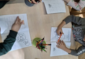 dzieci kolorują obrazki